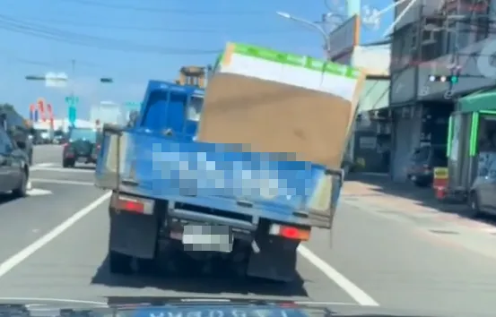 鳳山一輛小貨車貨物未確實綑綁固定，導致車身往右傾斜。（圖／翻攝自社會事新聞影音，下同）