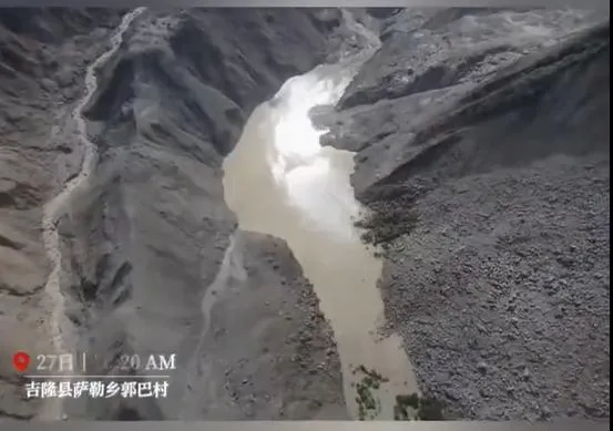 中方空拍堰塞湖情況。(圖/翻攝新浪微博)