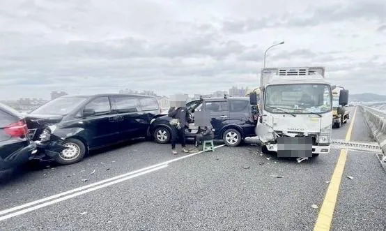 國道1號五楊高架上午發生連環車禍。(圖/翻攝畫面)