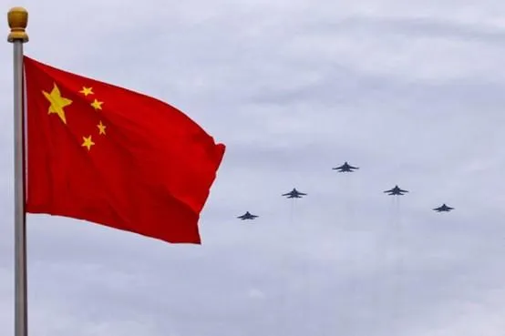 北京24日舉行閱兵儀式彩排,殲-16、殲-20和殲-35戰鬥機編隊飛過中國國旗。(圖/路透社)