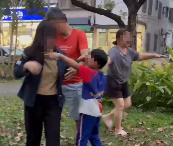路人上前勸架。（圖／民眾提供）