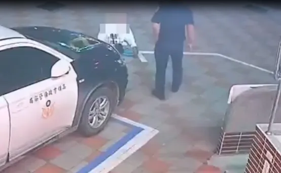 許男靜坐派出所陳情抗議。（圖／警方提供）