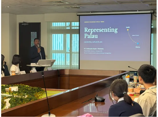 特命全權大使吳傑法（Gaafar Uherbelau）以「The Blue Ocean Pacific Ally Palau Through the Eyes of the Ambassador」為題蒞校進行全英文專題講座。圖／馬偕醫大提供