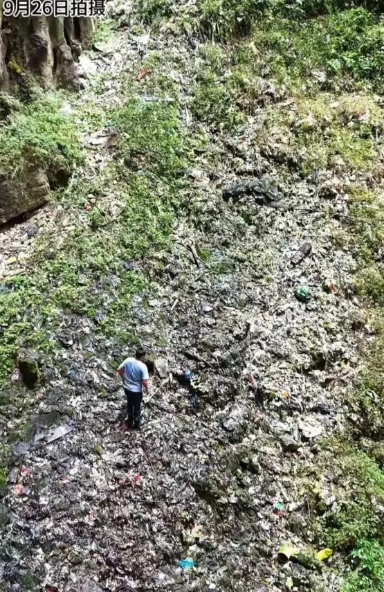 陸網友揭露貴州一處天然溶洞垃圾堆積達10層樓高。（圖／翻攝《極目新聞》）