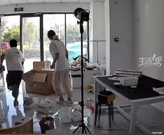 車主發現車子自己跑了,連忙站起身追車。(圖/翻攝新浪微博)