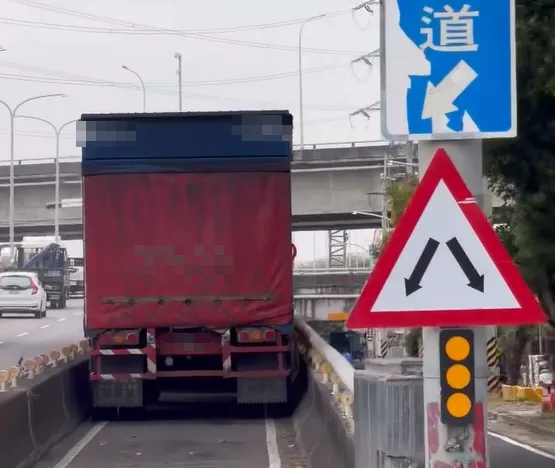聯結車的駕駛索性開到底，力道之大，連道路指示牌都刮壞、凹折。（圖／Threads@weng_0709授權提供）