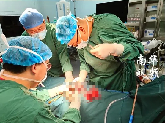 醫護團隊手術搶救。（圖／翻攝新浪微博）