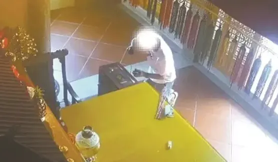 一名男子偷功德箱的香油錢,並留下1元人民幣求原諒。(圖/翻攝自微博,下同)