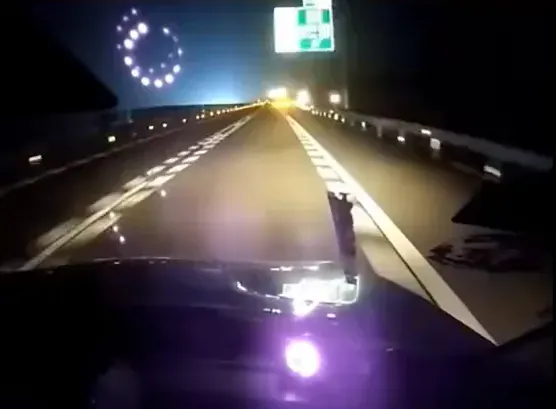 大陸湖北一名司機1日凌晨遭遇汽車失控的危險狀況。(圖/翻攝自微博)