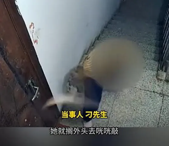 監視器拍下這名鄰居前來瘋狂敲門。（圖/翻攝新浪微博）