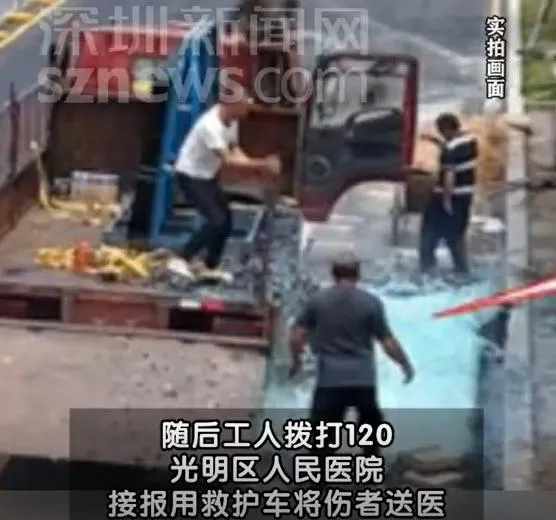 劉勇軍被整片玻璃壓倒在地，不治身亡。（圖/翻攝新浪微博）