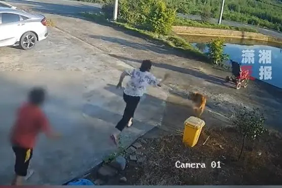 阿嬤發現嬰兒車滑走，嚇得快步衝上前。（圖/翻攝新浪微博）