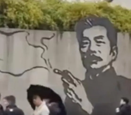 魯迅抽菸畫像。（圖/翻攝新浪微博）