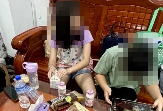 蔡姓姐弟在家餓了整整一天警方發現帶回派出所照顧。（圖／翻攝畫面）
