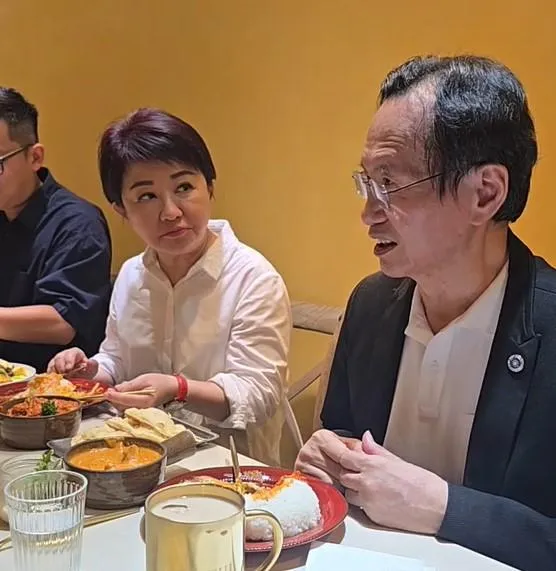 盧秀燕(圖左)、蔡志弘品嘗咖哩美食。(圖/截自裁志弘臉書影片)