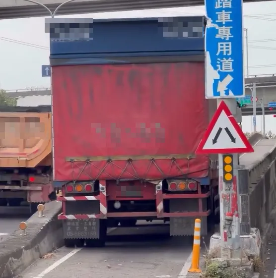台中烏日區環河路有民眾目擊1輛聯結車硬開進機慢車專用道。（圖／Threads@weng_0709授權提供）