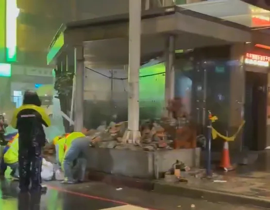 基隆城隍廟前地下道磚牆不敵強風整片倒塌。（圖／翻攝自基隆護國城隍廟臉書）