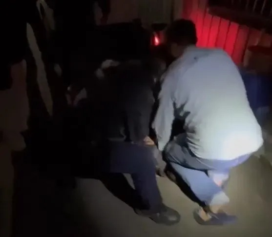 警方深夜在仁武區逮捕下手行凶的陳姓犯嫌。（圖／翻攝畫面）