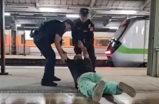 台鐵汐止站傳出一名旅客疑似站在車廂連結處後摔落鐵軌。(圖/翻攝畫面)