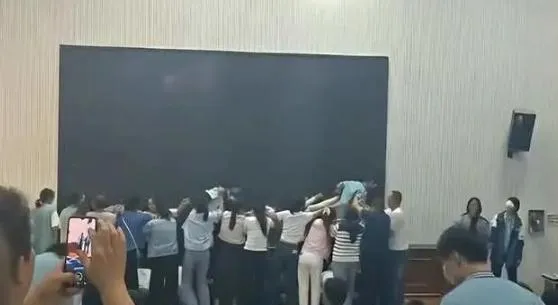 河南近日舉辦一場以「愧疚教育」為名的校園活動，引發巨大爭議。（圖／翻攝《極目新聞》）