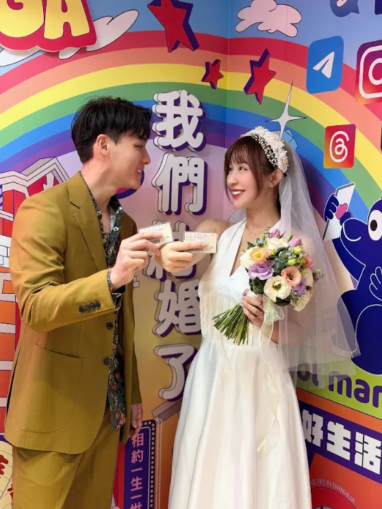 陳晨威與啾啾曬出身分證配偶欄。（圖／陳晨威、Julia提供）