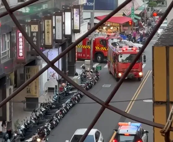 附近居民拍到多輛消防車馳援。（圖／Threads@__l3rian提供）