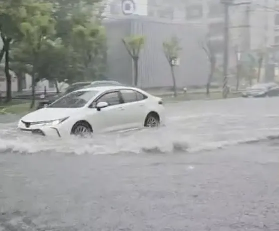 彰化地區30日降下大雷雨，員林市靜修路一帶淹水幾乎達到半個輪胎高。（圖／民眾提供）