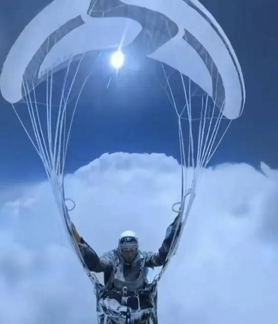 彭玉江被「雲吸」至8598公尺高空的畫面在全球廣傳。（圖／翻攝《環球時報》）