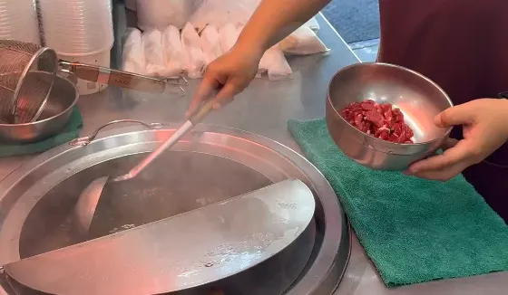 台南一間知名牛肉湯店近日被網友爆料「醬料桶裡出現巨大活體蟑螂」。(圖/中天新聞)