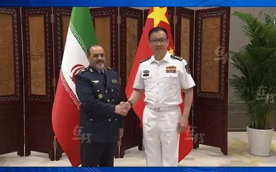 伊朗國防部長納西爾扎德(左)與大陸國防部長董軍(右)。(圖/翻攝新浪微博)