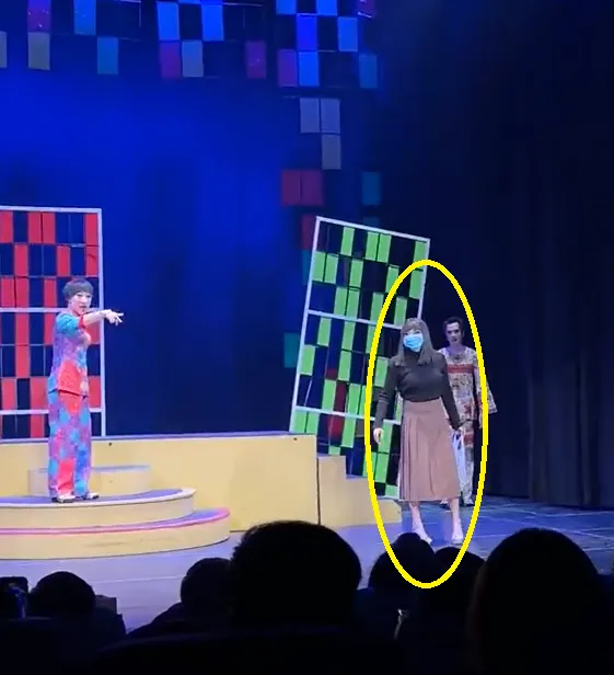 在越南演出的舞台劇上出現「紅姐」裝扮的演員。（圖／翻攝微博）