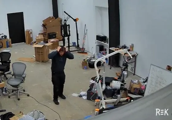 機器人突然在實驗室中暴走，工程師抱頭不知所措。（圖／翻攝自X＠REKrobot）
