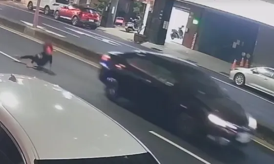 侯女突然又往內車道快步衝去，刻意去撞行經的黑色轎車後倒地。（圖／IG @ooxx.mia提供）