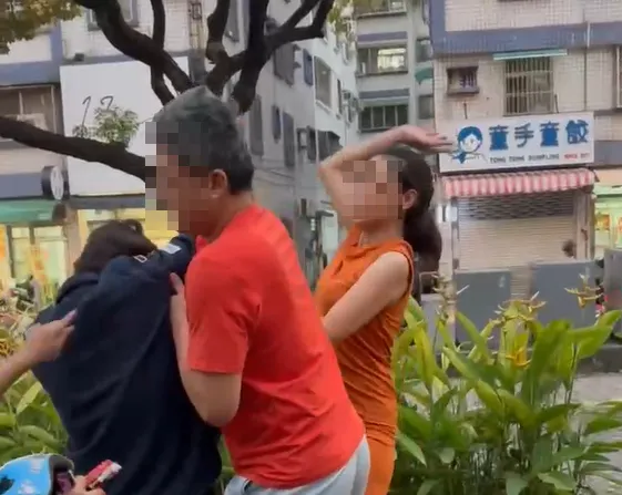 2名婦人吵架場面陷入混亂。（圖／民眾提供）