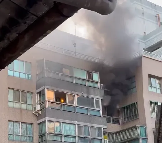 台中市南屯區1棟9層樓社區住宅14日晚間6時許發生火警，不同樓層共3人受困。（圖／Threads@__l3rian提供）
