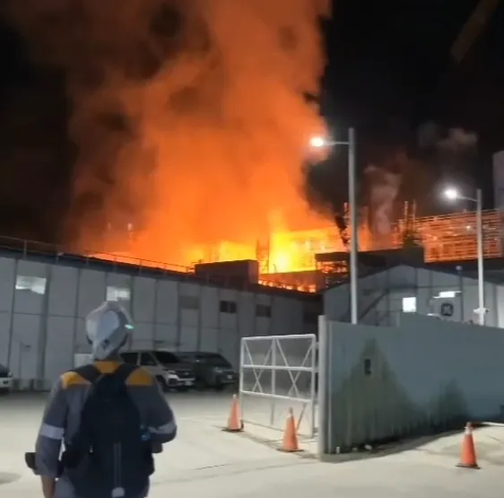 高雄市永安區興達發電廠附近的新建工程區域9日晚間發生火警，爆炸巨響連台南居民都有聽見。（圖／讀者提供）
