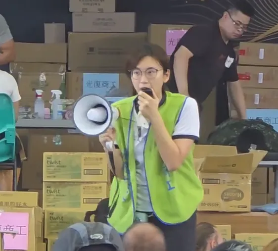 花蓮縣光復鄉光復商工1名女老師特別公開提醒，別送酒類給救災卡車司機。（圖／Threads@eddie60106授權提供）