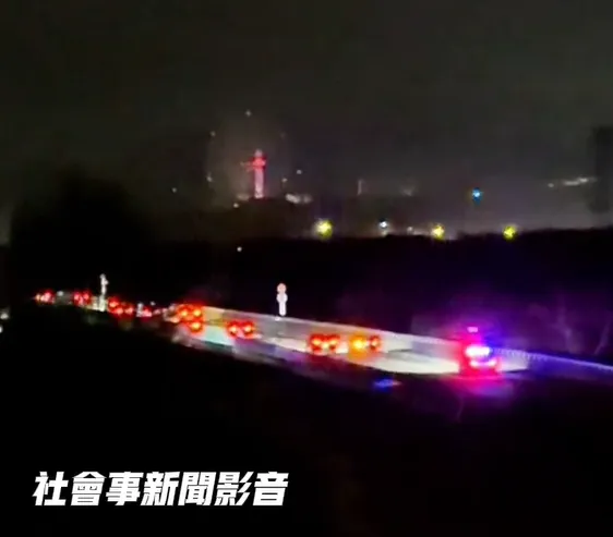在後方警車「催促」下，前面減速行駛的車輛才陸續開走。（圖／翻攝自社會事新聞影音）