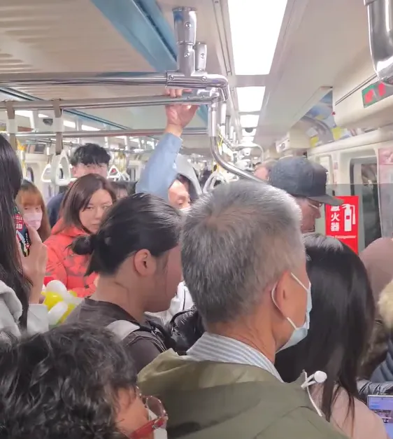 北捷板南線西門站往龍山寺站方向14日晚間有1名長者在車廂「揮傘」,乘客嚇得從門口擠下車。(圖/Threads@rwindance授權提供)