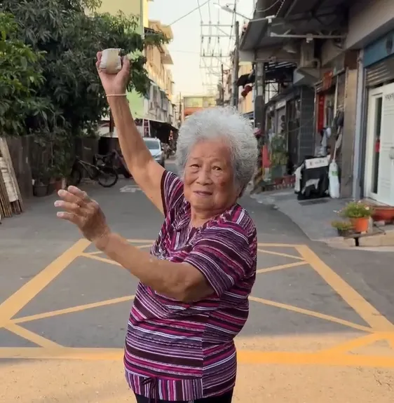 高雄市1名90歲阿嬤鄭金枝因在大港開唱跳舞跳到不想回家爆紅，還受邀到澄清湖棒球場開球。（圖／鄭金枝孫女提供）