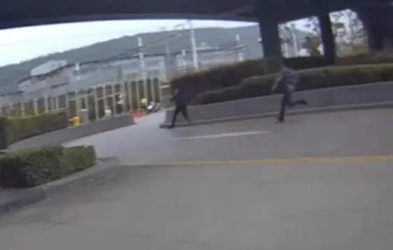 逃逸移工與員警上演追逐戰。（圖／警方提供）