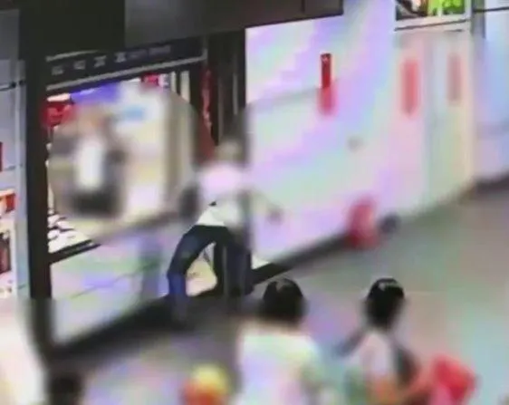 毛姓男子鬧事畫面。（圖／警方提供）