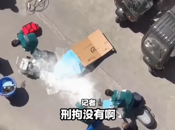 當晚警方證實該案疑因21樓裝修工人疏忽，造成鋼筋從高空墜落，2名工人現已被捕。（圖／翻攝微博＠上游新聞）