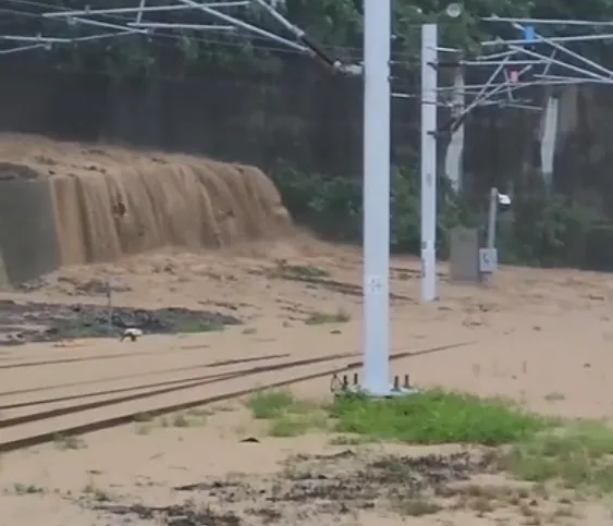 台鐵南迴線大武站21日因土石泥流淹沒軌道中斷通行，晚間已搶通。（圖／中天新聞）