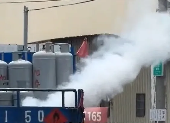 今（23）日中午，彰化市泰和路一輛載滿瓦斯桶的小貨車行駛期間瓦斯氣化形成白煙大量外洩。（圖/翻攝自社會事新聞影音）