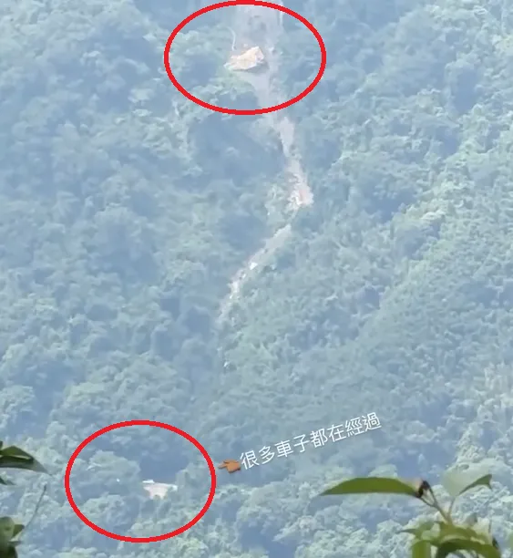 巨石在道路上方搖搖欲墜,令人擔心台7線用路人的安全。(圖/Threads@ caropumm授權提供)