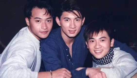 台灣元祖男團小虎隊當年由吳奇隆（中）、蘇有朋（右）和陳志朋（左）3人組成。（圖／翻攝微博）