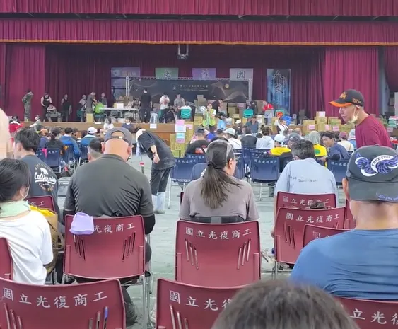 女老師語重心長表示，希望救災人員別受到災害相關事件危及生命，現場民眾也回應同意。（圖／Threads@eddie60106授權提供）
