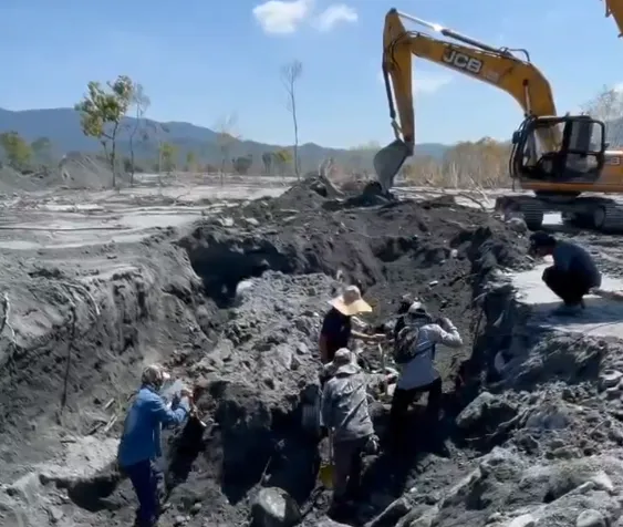 花蓮縣光復鄉佛祖街是本次堰塞湖潰堤重災區，重機具已陸續完成大型挖土作業。（圖／資料照／翻攝畫面）