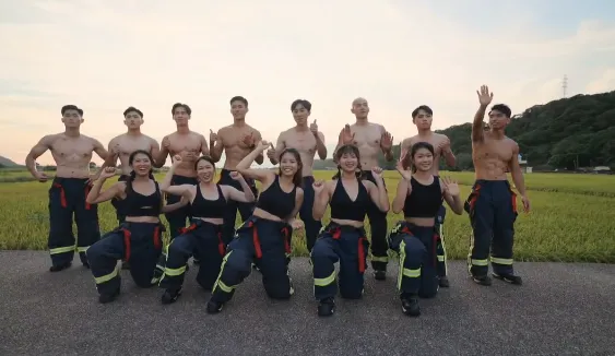 近兩年消防形象月曆深受市民喜愛,不僅在發表會現場吸引民眾排隊領取,也是最受歡迎的宣導品之一。(圖/台中市政府消防局提供,下同)